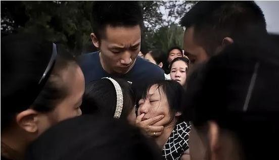 牲47岁母亲4次试管诞龙凤胎含泪照全家福j9九游会真人游戏第一儿子在天津爆炸中牺(图5)