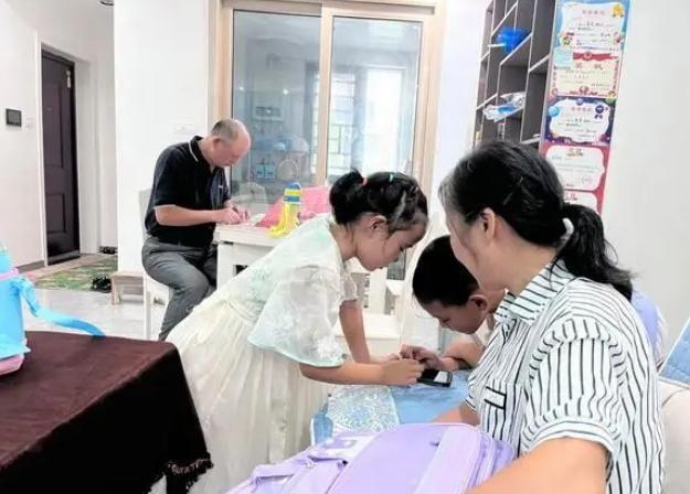 牲47岁母亲4次试管诞龙凤胎含泪照全家福j9九游会真人游戏第一儿子在天津爆炸中牺(图15)
