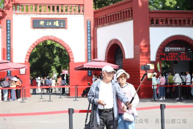 青城山都江堰太火爆NPC白娘子被求合影到宕机j9九游会俱乐部登录入口顶流实锤！这个五一(图17)