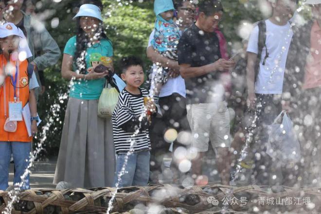 青城山都江堰太火爆NPC白娘子被求合影到宕机j9九游会俱乐部登录入口顶流实锤！这个五一(图24)