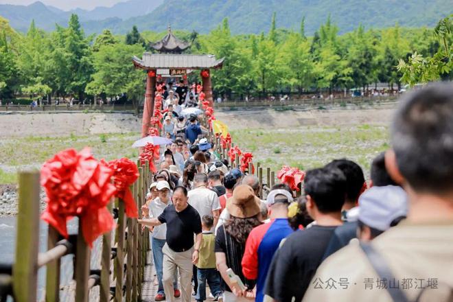青城山都江堰太火爆NPC白娘子被求合影到宕机j9九游会俱乐部登录入口顶流实锤！这个五一(图9)