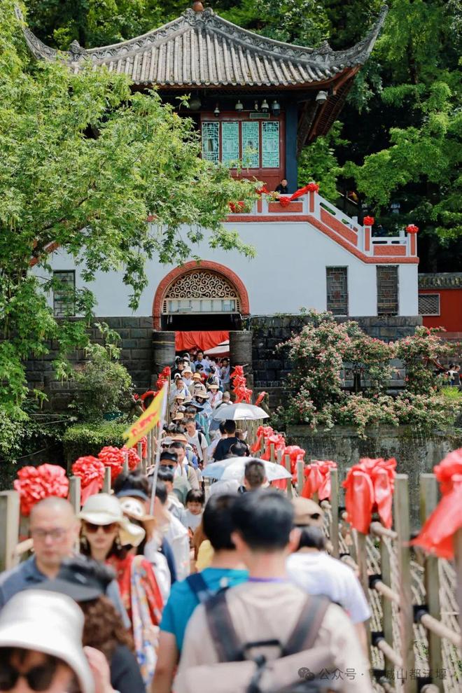 青城山都江堰太火爆NPC白娘子被求合影到宕机j9九游会俱乐部登录入口顶流实锤！这个五一(图20)