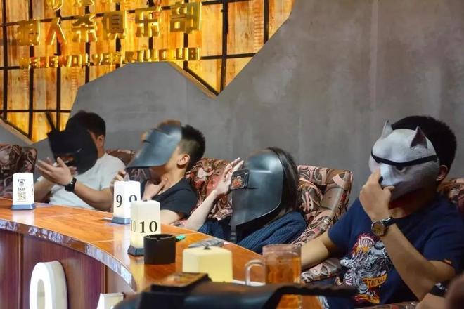卖桌椅板凳回血为何会一年倒闭上千家？j9九游会登录曾经红极一时的剧本杀(图3)