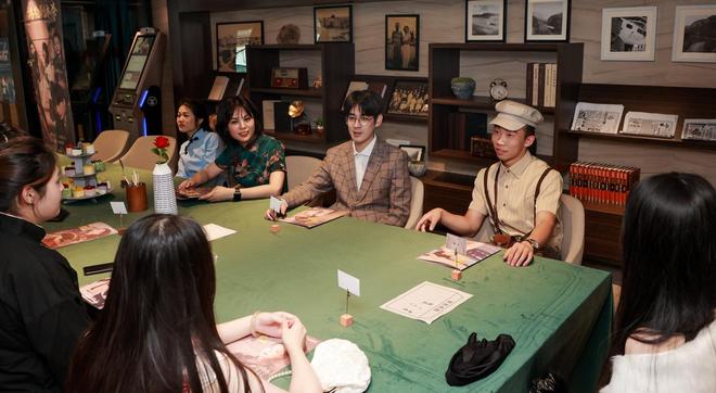 卖桌椅板凳回血为何会一年倒闭上千家？j9九游会登录曾经红极一时的剧本杀(图2)