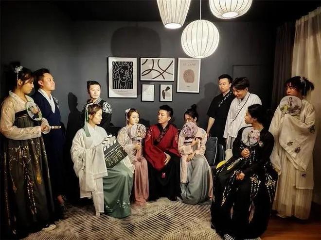 卖桌椅板凳回血为何会一年倒闭上千家？j9九游会登录曾经红极一时的剧本杀(图5)