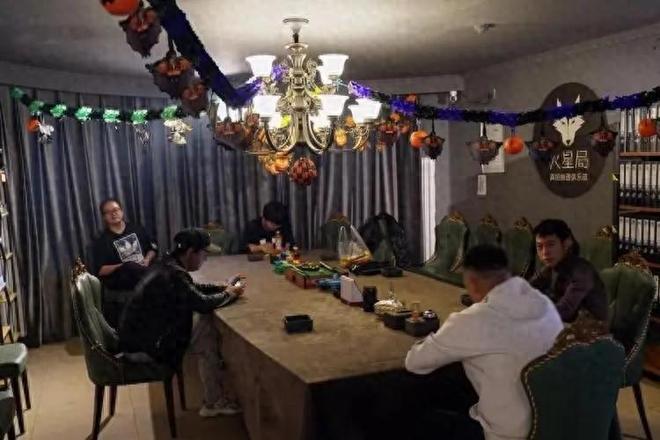 卖桌椅板凳回血为何会一年倒闭上千家？j9九游会登录曾经红极一时的剧本杀(图14)